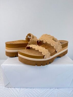 Reef Cushion Vista Higher Platform Chunky Sandals Size 9 Scalloped Tan